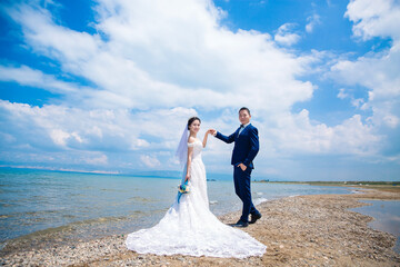 Couples take wedding photos by the sea and by the lake.