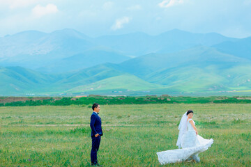 Fototapeta na wymiar Couples and wedding dresses on the lawn.