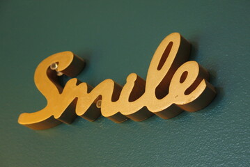 mot ecrit au mur, smile