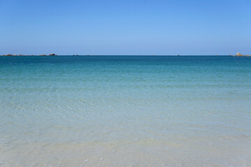 Fototapeta na wymiar white sand beach and blue turquoise sea