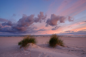 Krajobraz wybrzeża Morza Bałtyckiego,wschód słońca na plaży w Kołobrzegu.