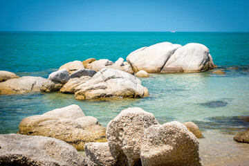 Fototapeta na wymiar Big Stones on the coast of Pattaya, beaches of Thailand