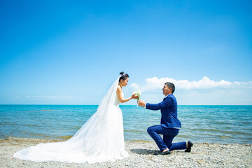 Couples take wedding photos by the beach and lake to propose.