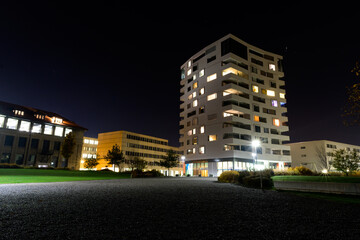 Fototapeta na wymiar Urbane Gebäude in der Nacht