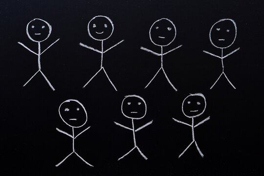 Grupo de monigotes dibujados a mano con tiza  en una pizarra	