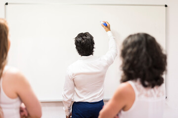 Obraz premium man writing on board showing marketing to partners