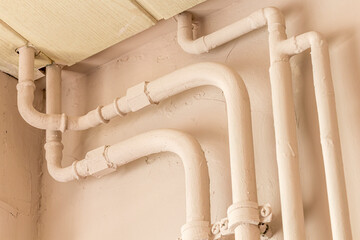 Heizungsrohre laufen in das Obergeschoss vom Keller