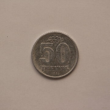 Nahaufnahme einer ehemaligen Ostdeutschen 50 Pfennig M&uuml;nze