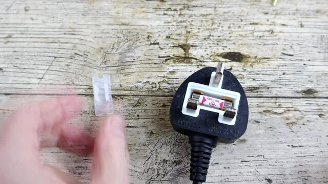 Putting A Fuse In To A Uk Plug 