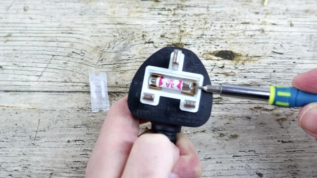 Taking A Broken Fuse Out Of A UK Plug