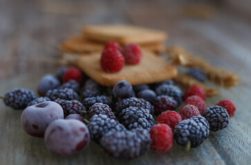 raspberry and blueberry cheesecake