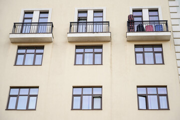 Obraz premium Direct view of the facade of a modern apartment building with balconies.