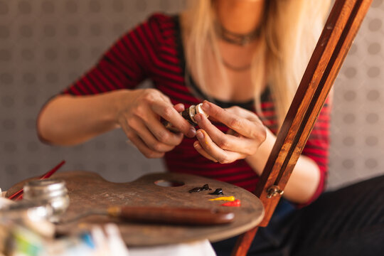 Artis mixing colors