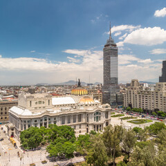 Vista aérea del Palacio de Bellas Artes y la Torre Latinoamericana en el Centro Histórico de la...