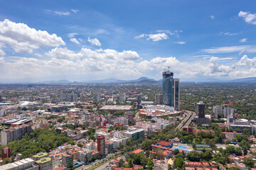 Vista aérea panorámica del skyline de la Ciudad de México, el drone sobre la colonia Crédito Constructor con vista al norte.