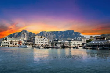 Crédence en verre imprimé Montagne de la Table Table mountain waterfront boats and shops in Cape Town South Africa