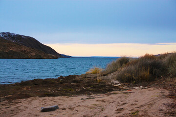 Fototapeta na wymiar view of the coast of the lake