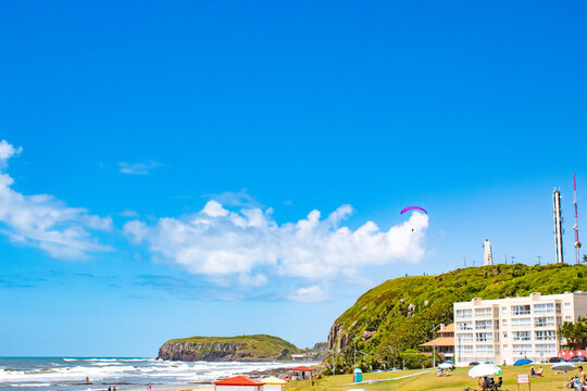 Esporte de paraquedas na praia de Torres