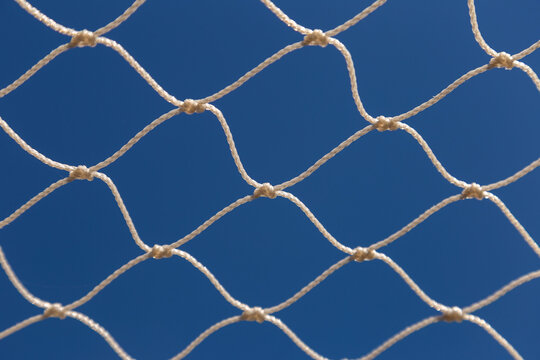 Tela de fios de nylon. Prote&ccedil;&atilde;o para janelas de apartamento. C&eacute;u azul ao fundo.