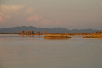 Zachód słońca nad rzeką Zambezi nasączony spokojem, ciszą, zadumą i pięknymi kolorami