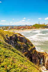 Mar azul esverdeado e as falésias em dia de sol na Praia de Torres, RS, Brasil. © Fotos GE