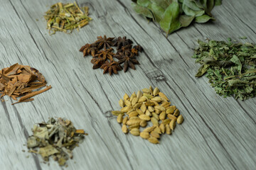 mix de hierbas aromáticas sobre madera