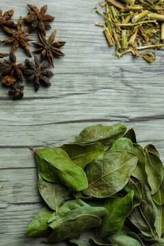 mix de hierbas arom&aacute;ticas sobre madera