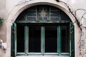Vieille fenêtre en bois d'une maison ancienne en forme d'arche