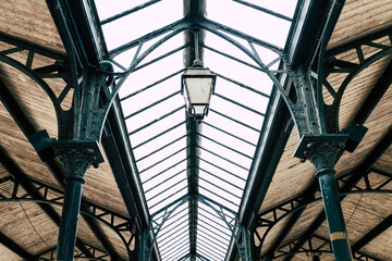 Design architectural d'une halle couverte en verre et structure métallique