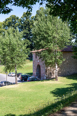 Fototapeta premium Stadtmauer und Stadttore von Lucca Stadttore mit Innen- und Aussenansicht zusätzlich Aufnahmen von der Stadtmauer in die Stadt fotografiert