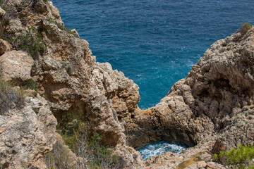 Roca en la playa de Alicante, Espa&ntilde;a