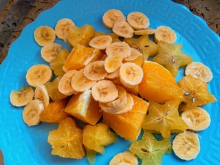 slices fruits on the plate