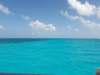 Fototapeta na wymiar Cancun Mexico beach and blue waters 2020