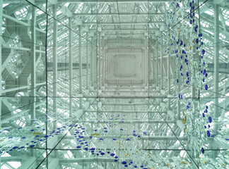 真下から見たタワーの鉄骨構造