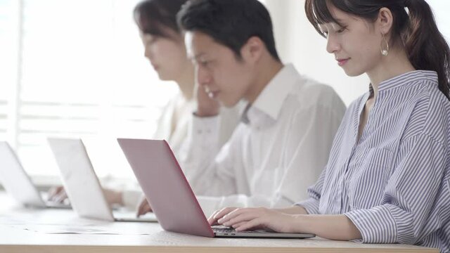 パソコンを使って仕事をする人々