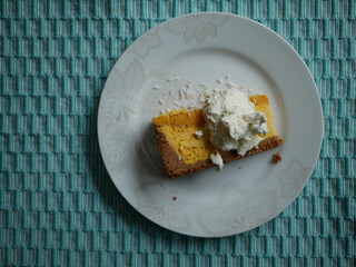 Mango cheesecake with whipped cream