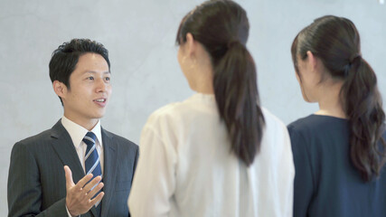 接客をする男性従業員