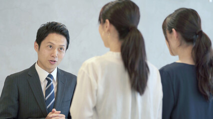 接客をする男性従業員