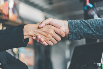 business people shaking hands to congratulate the successful completion of the contract