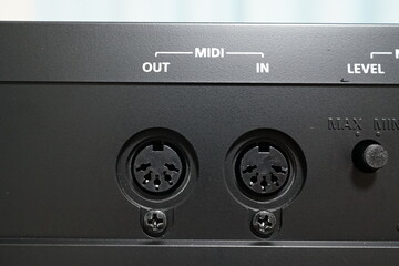 MIDI IN、OUT端子