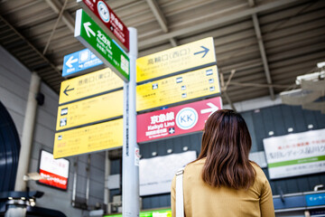駅の案内板を確認する女性