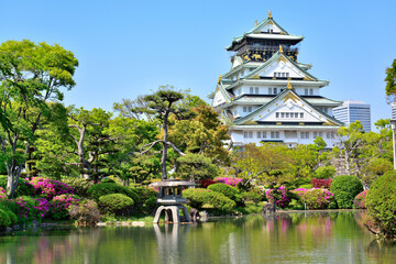 Fototapeta na wymiar 大阪城天守閣と日本庭園