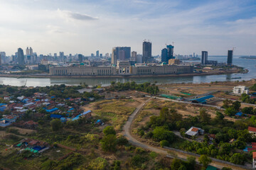 Fototapeta premium Krajobraz Phnompenh o zachodzie słońca - stolica Phnom penh - Kambodża