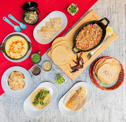 Comida mexicana sobre la mesa