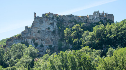 Fototapeta na wymiar Penne, village médiéval perché sous son château dans les gorges de l'Aveyron entre Montauban et Albi