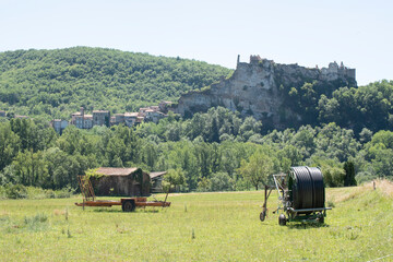 Penne, village médiéval perché sous son château dans les gorges de l'Aveyron entre Montauban et...