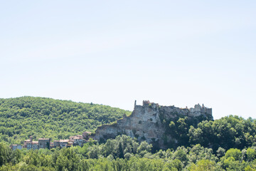 Penne, village médiéval perché sous son château dans les gorges de l'Aveyron entre Montauban et...