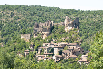 Fototapeta na wymiar Penne, village médiéval perché sous son château dans les gorges de l'Aveyron entre Montauban et Albi