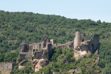 Penne, village médiéval perché sous son château dans les gorges de l'Aveyron entre Montauban et...