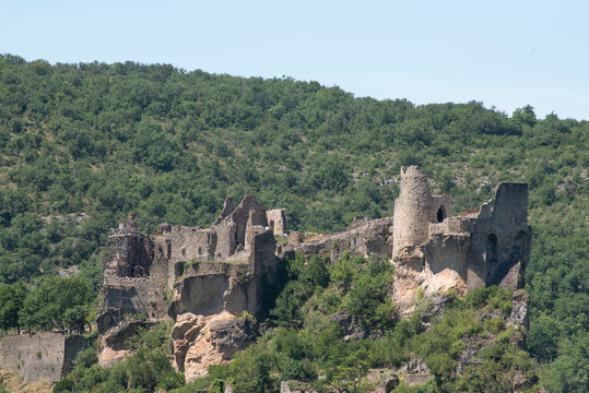 Penne, village médiéval perché sous son château dans les gorges de l'Aveyron entre Montauban et Albi